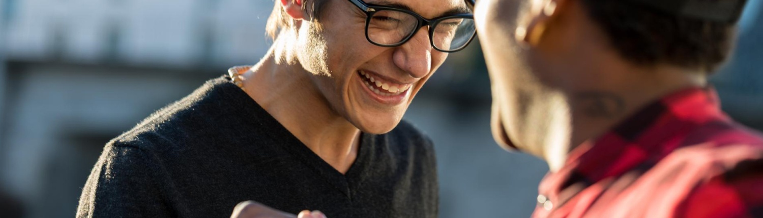 bandeau avec visage d'une personne souriante